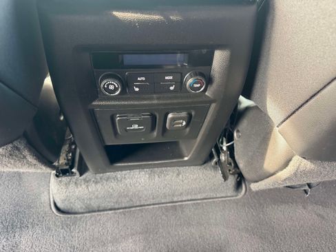 Used 2023 Chevrolet Traverse Premier FWD image 19