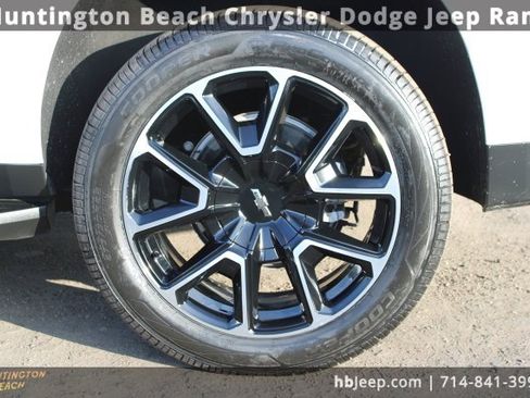 Used 2024 Chevrolet Suburban RST w/ Luxury Package image 8