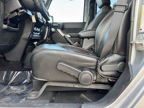 Used 2015 Jeep Wrangler Unlimited Rubicon AWD/4WD image 5