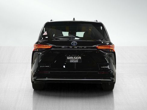 Used 2025 Toyota Sienna Limited image 4