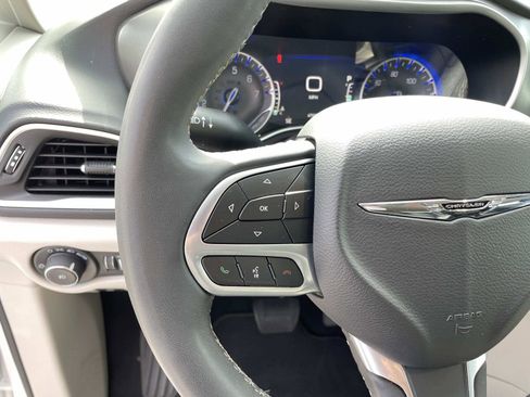Used 2023 Chrysler Pacifica Touring-L FWD image 18