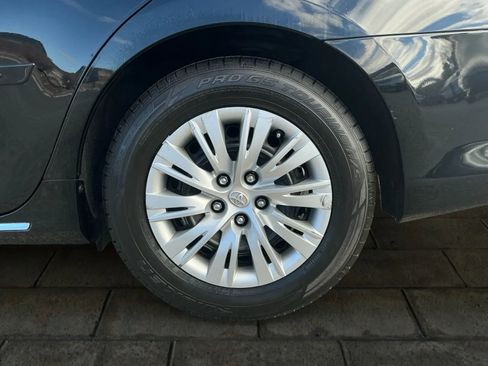 Used 2014 Toyota Camry LE image 17