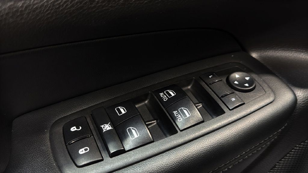 Used 2018 Jeep Grand Cherokee Laredo AWD/4WD image 24