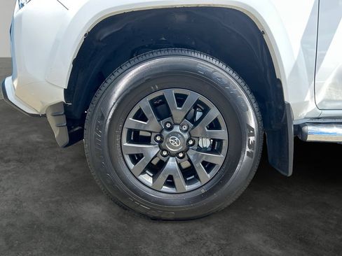 Used 2022 Toyota Tacoma SR5 RWD image 4