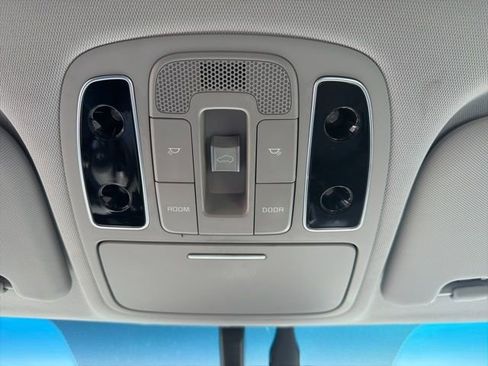 Used 2018 Kia Soul EV + w/ Sun & Fun Package image 37