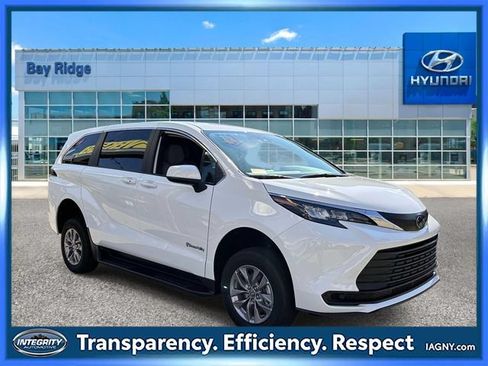 Used 2026 Toyota Sienna LE FWD image 1