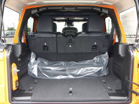 Used 2025 Jeep Wrangler Unlimited Rubicon w/ Convenience Group image 9