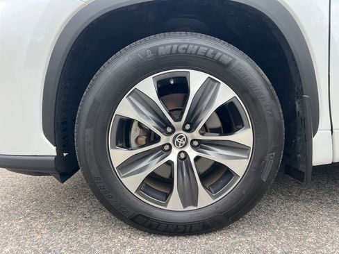 Used 2022 Toyota Highlander XLE image 10