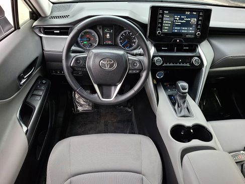Used 2022 Toyota Venza LE image 6
