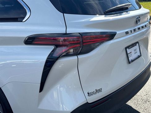 Used 2021 Toyota Sienna XLE image 12