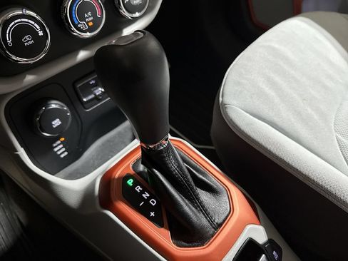 Used 2015 Jeep Renegade Latitude AWD/4WD image 17