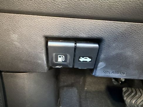 Used 2025 Nissan Versa SV w/ Trunk Package FWD image 25