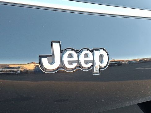 Used 2023 Jeep Grand Cherokee L Laredo image 30