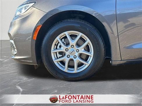 Used 2023 Chrysler Pacifica Touring-L image 44