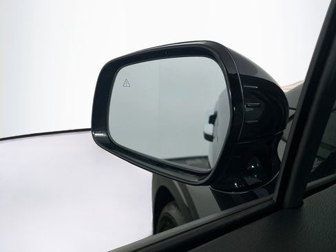 Used 2025 Kia Carnival FWD image 16