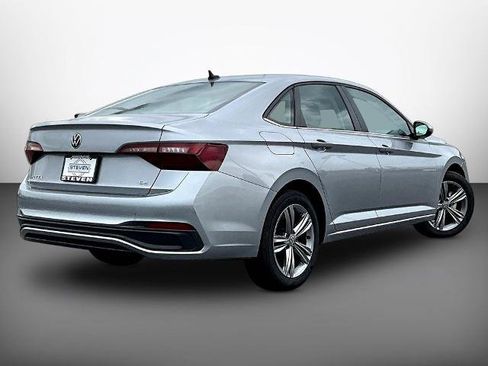 Used 2024 Volkswagen Jetta SE FWD image 6