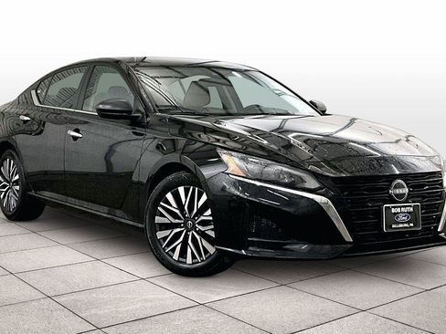 Used 2024 Nissan Altima 2.5 SV image 2