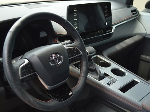 Used 2022 Toyota Sienna XSE FWD image 26