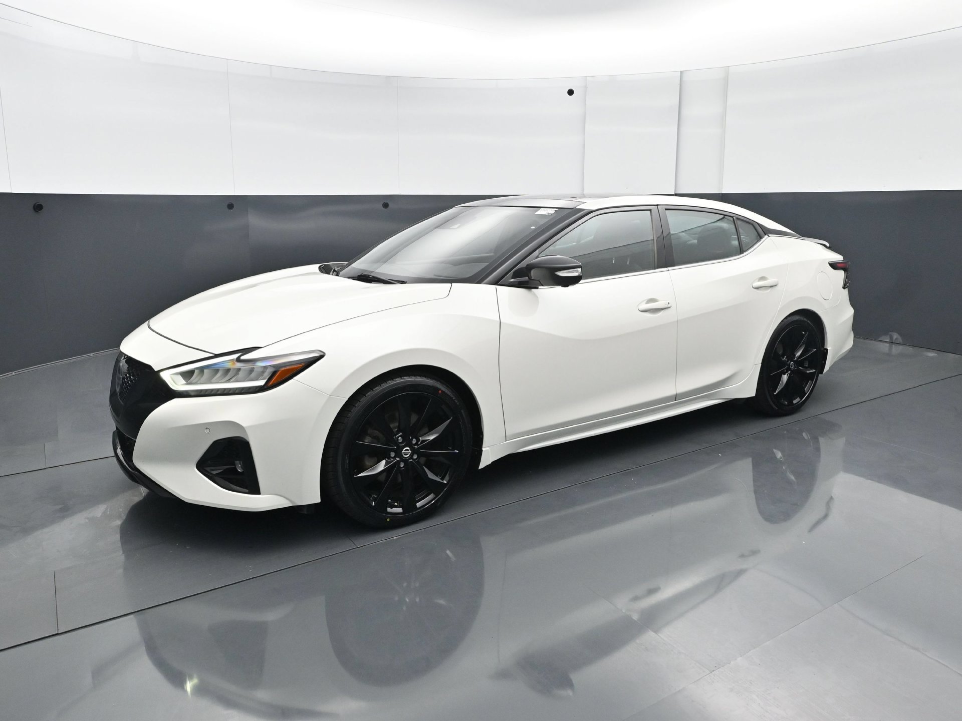 Used 2021 Nissan Maxima SR FWD image 2