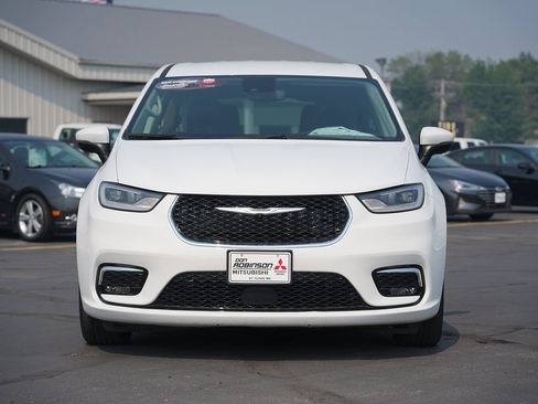 Used 2023 Chrysler Pacifica Touring-L FWD image 8