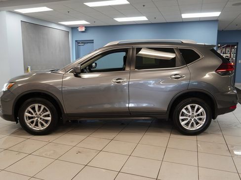 Used 2020 Nissan Rogue SV image 2