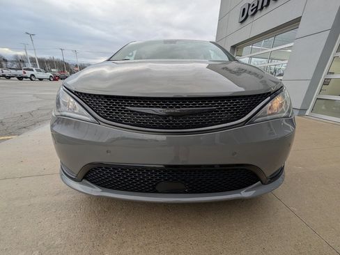 Used 2020 Chrysler Pacifica Touring-L w/ Advanced Safetytec Group image 9