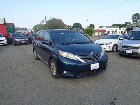 Used 2012 Toyota Sienna XLE image 2