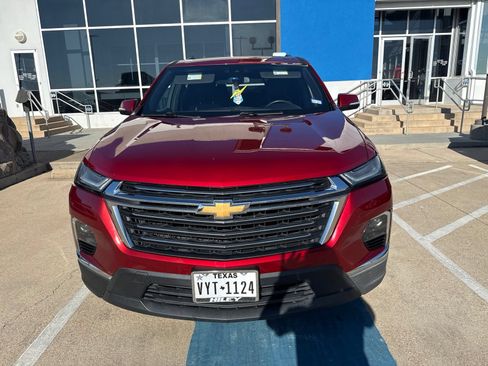 Used 2023 Chevrolet Traverse LT FWD image 2