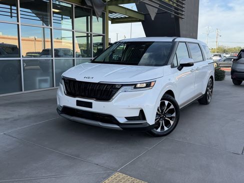 Used 2024 Kia Carnival EX image 2