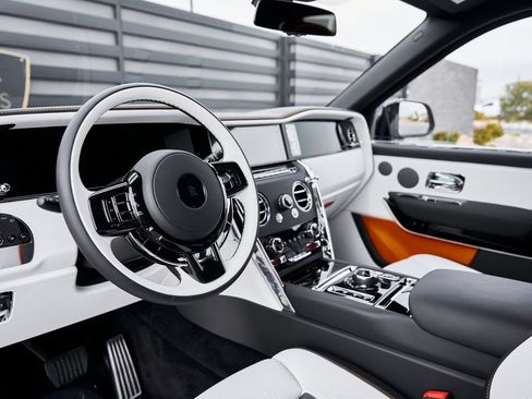 Used 2026 Rolls-Royce Cullinan AWD/4WD image 2