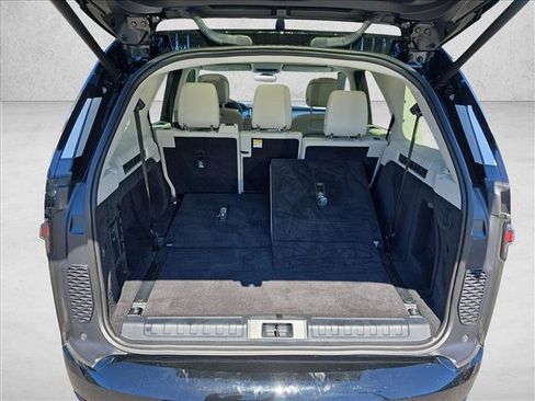 Used 2025 Land Rover Discovery Dynamic SE AWD/4WD image 12