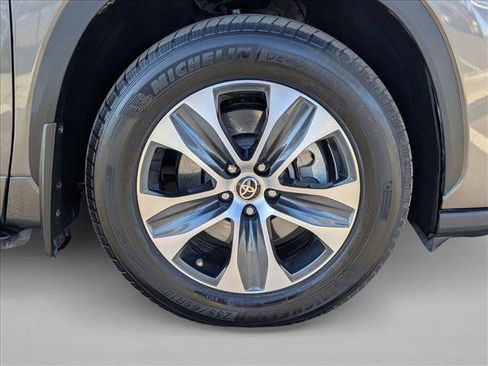 Used 2021 Toyota Highlander XLE image 23