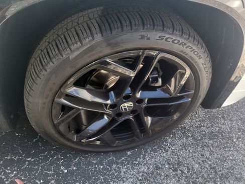 Used 2025 Volkswagen Tiguan SE R-Line FWD image 9