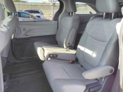 Used 2021 Toyota Sienna LE FWD image 7