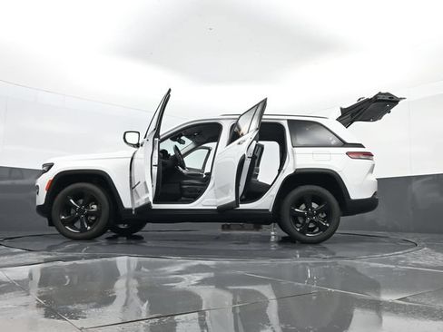 Used 2023 Jeep Grand Cherokee Limited w/ Black Appearance Package AWD/4WD image 34