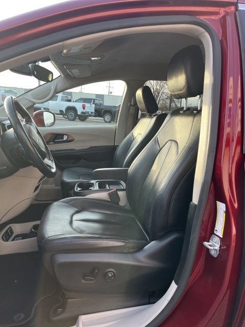 Used 2019 Chrysler Pacifica Touring-L FWD image 31