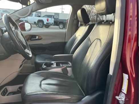 Used 2019 Chrysler Pacifica Touring-L FWD image 31