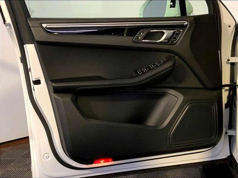 Certified 2023 Porsche Macan image 25