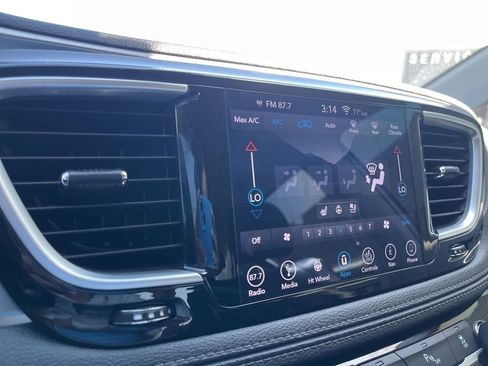 Used 2018 Chrysler Pacifica Limited image 23