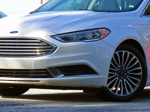 Used 2018 Ford Fusion SE w/ Fusion SE Technology Package FWD image 5