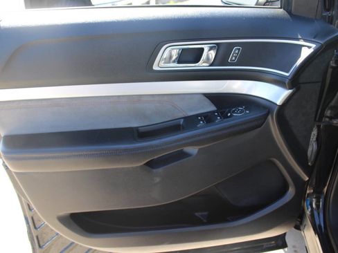 Used 2017 Ford Explorer XLT w/ XLT Technology Feature Bundle AWD/4WD image 18