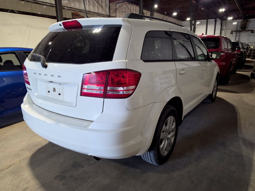 Used 2018 Dodge Journey SE w/ Connectivity Group FWD image 2