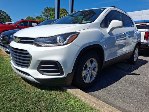 Used 2018 Chevrolet Trax LT w/ LT Convenience Package FWD image 3