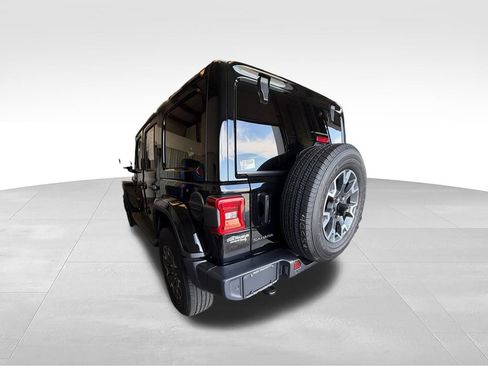 Used 2026 Jeep Wrangler Unlimited Sahara AWD/4WD image 4