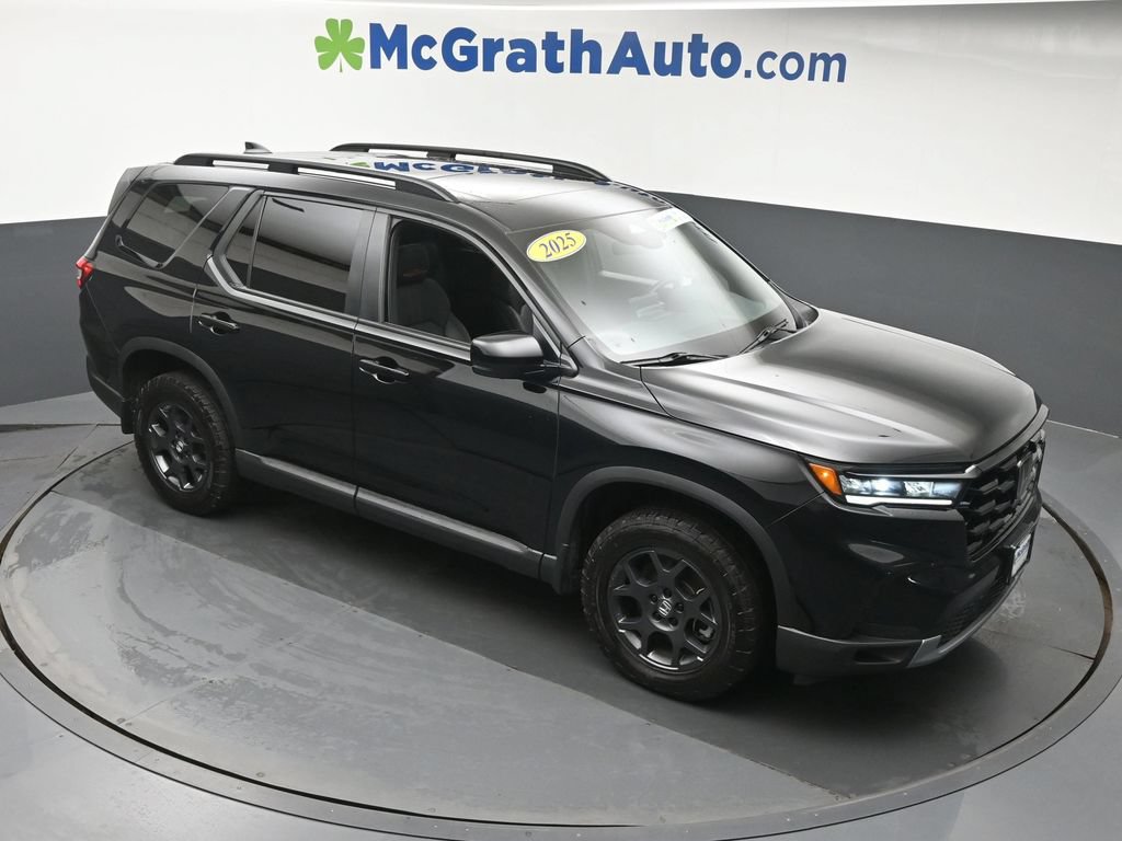 Used 2025 Honda Pilot TrailSport image 3