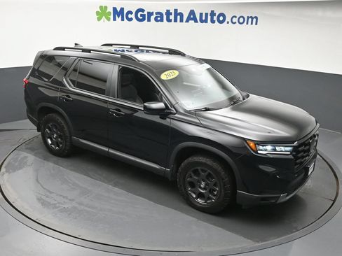 Used 2025 Honda Pilot TrailSport image 3
