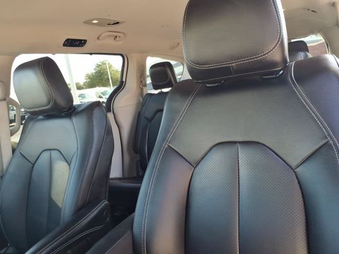 Used 2024 Chrysler Pacifica Touring-L FWD image 12