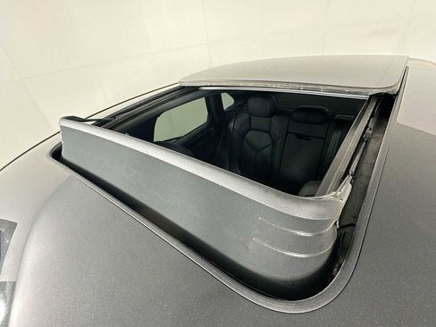 Used 2025 Porsche Macan image 21