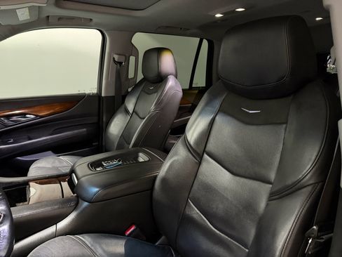 Used 2019 Cadillac Escalade Luxury image 10