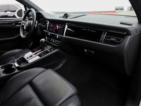 Certified 2023 Porsche Macan image 28